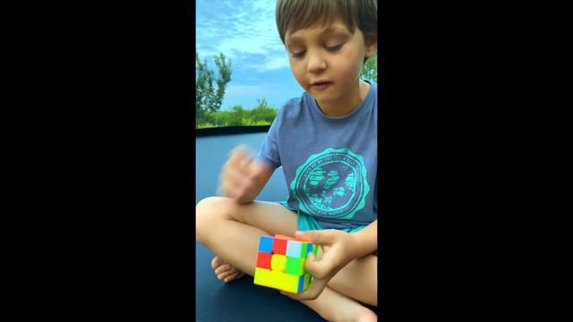 Два ряда в кубике Рубика, простой способ для детей. от Давида 7 лет смотреть онлайн