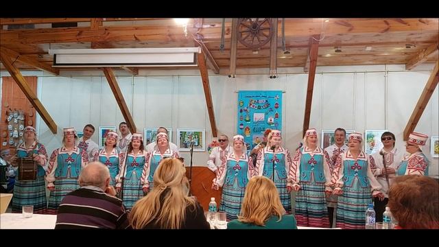 Народный ансамбль народной песни "Кросны" - "Цераз рэчаньку" смотреть онлайн