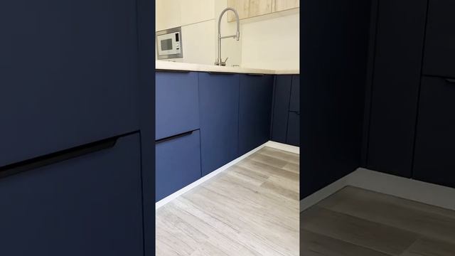 Кухня Модерн в нежных цветах с нестандартной формой смотреть онлайн