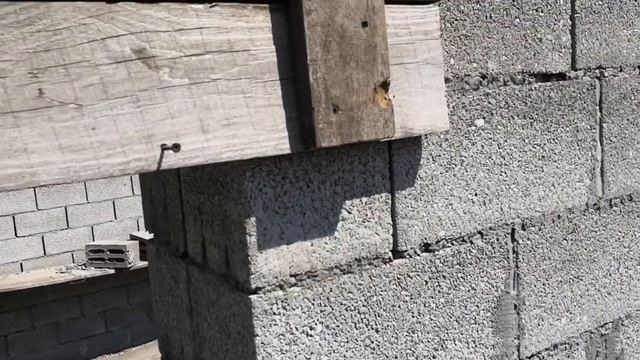 заливаем бетонные перемычки над окнами и дверьми, переставляем опалубку. смотреть онлайн