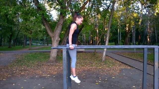 ЗА КОГО ТОПИТЕ ? Одна девушка делает 13 выходов силы , а вторая 36 раз отжимается на брусьях ! смотреть онлайн