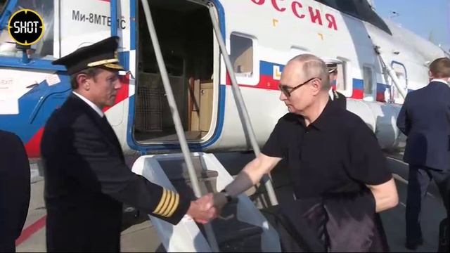 Владимир Путин и ядерный чемоданчик в руках морского офицера смотреть онлайн