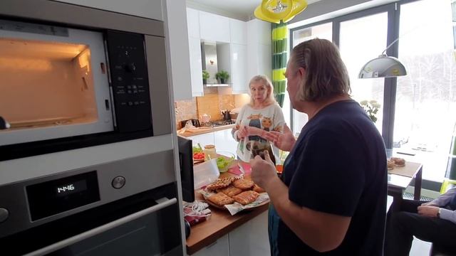 На кухне у друзей. Кто рулит? Фирменные блюда и многое другое... смотреть онлайн