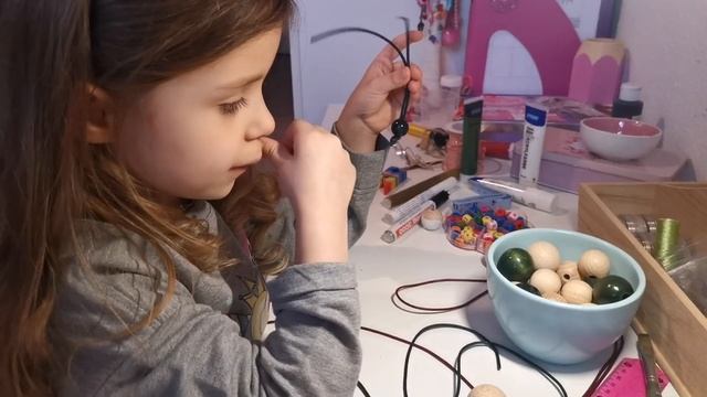 Брелок из деревянных бусин/Подарок своими руками смотреть онлайн