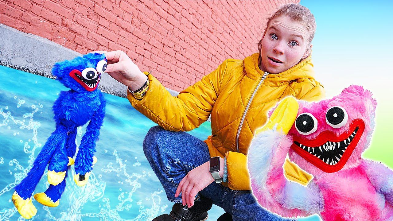 Хаги Ваги и Киси Миси на прогулке — Хаги Ваги упал в лужу! Смешные видео с игрушками для девочек смотреть онлайн