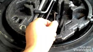 Замена лампочки габарита передней фары Шкода Октавия.