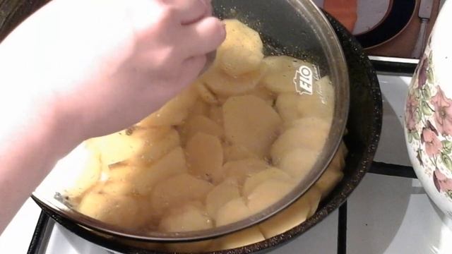 Как вкусно пожарить рыбу с картошкой Жареный сазан с картошкой Картофан с рыбой смотреть онлайн