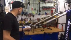 Обслуживание велосипедной вилки.