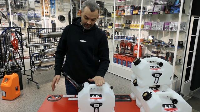 Fly Racing 30-1294 Канистра для бензина пластиковая LCs 10л. с гибким шлангом смотреть онлайн