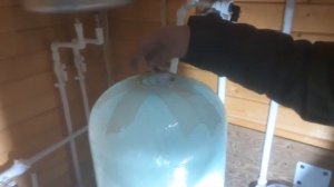 Лайфхак как засыпать загрузку в колонну водоподготовки с помощью пластикового ведра из под шашлыка.