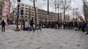 Уличные артисты оживляют Елисейские поля танцами и музыкой