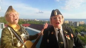 «Играй, играй, рассказывай, тальяночка...» Исполняют Светлана Матвеева и Регина Хованская (гитара)