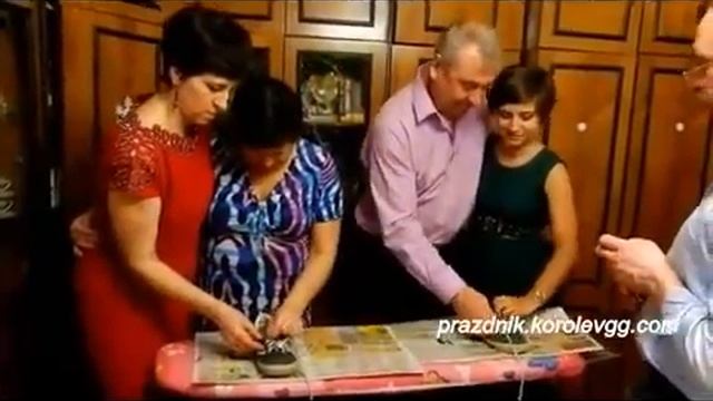 Конкурс Зашнуруй кеду , веселые прикольные конкурсы на день рождения взрослых дома смотреть онлайн