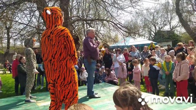 Толпы людей! Кормление белых львов! Речь директора зоопарка!22.04.23. смотреть онлайн