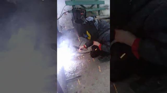 Как правильно варить сваркой в 6 лет !))) смотреть онлайн