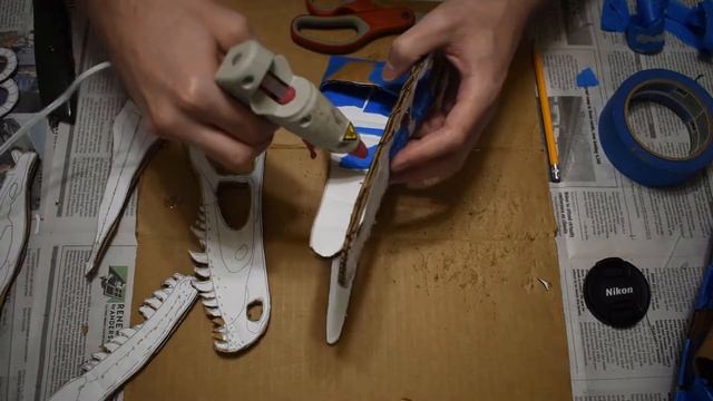 How To Make Your Own VELOCIRAPTOR HAND PUPPET Out Of Cardboard!!