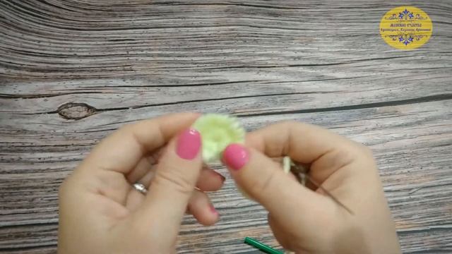 Цветок розочка из ниток. Мастер класс. Flower rose made of threads. Master class. смотреть онлайн