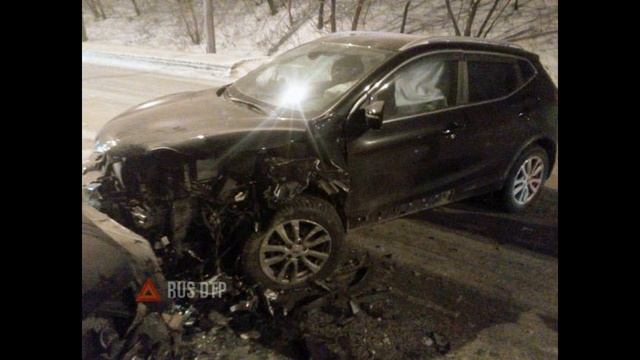 В Новокузнецке Nissan Qashqai занесло в Тойоту смотреть онлайн