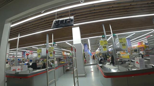 В ТРЦ по куар коду, а на море просто так. смотреть онлайн