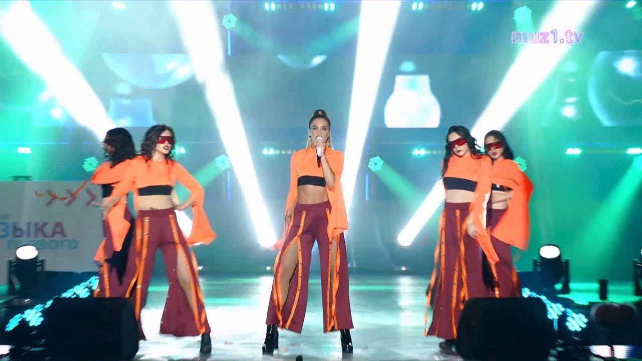 Ольга Бузова - Мало половин | Выпускной 2019 смотреть онлайн