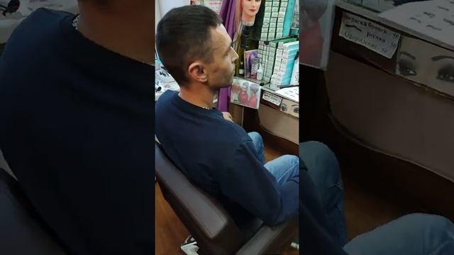 Постриглись под стрижку Цезарь смотреть онлайн