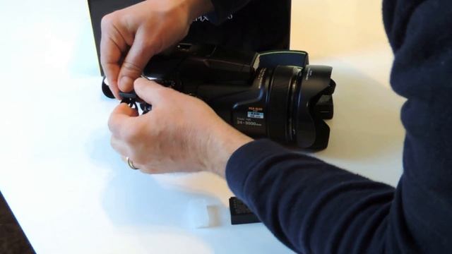 Nikon P1000 - After Unboxing - Putting accessories on смотреть онлайн