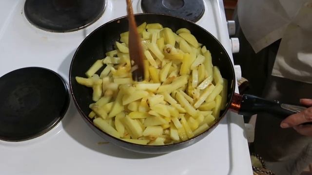 Жаренная картошка с яйцами или яйца с картошкой... смотреть онлайн