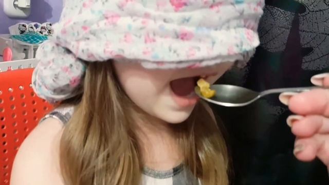 Влог) играем в игру! Угадай на вкус! Необычный фрукт! Игра для ребенка! смотреть онлайн