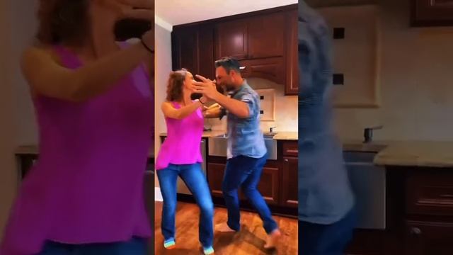Bachateando !!!!! #labachata #bachata #couplesgoals #parents #dance #bachatadance #danceathome смотреть онлайн