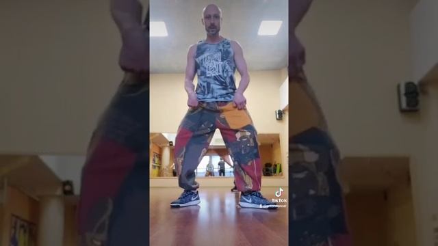 ЭТО ДВИЖЕНИЕ ШАФЛ ВЗОРВАЛО ТИК ТОК ТАНЦЫ 2021 / РАЗБИРАЮ ТАНЦЫ НОГАМИ SHUFFLE DANCE TUTORIAL смотреть онлайн