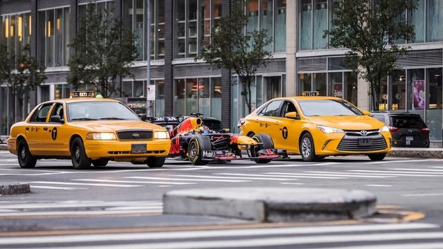 Red Bull Racing F1 title winning car drives around New York City? смотреть онлайн