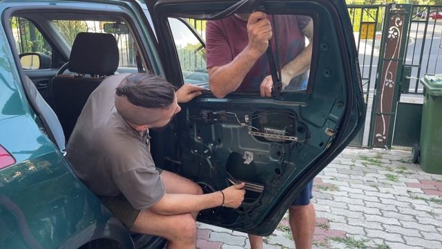 Suzuki Swift MKIII 2005 rear door glass replacement смотреть онлайн