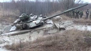 Танк застрял в грязи