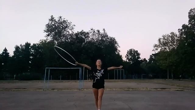 Обруч в художественной гимнастике. Фундаментальные и нефундаментальные группы движений в программе.