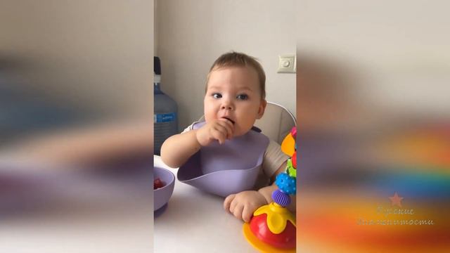 Дочка Наталии Фриске кушает клубничку! смотреть онлайн