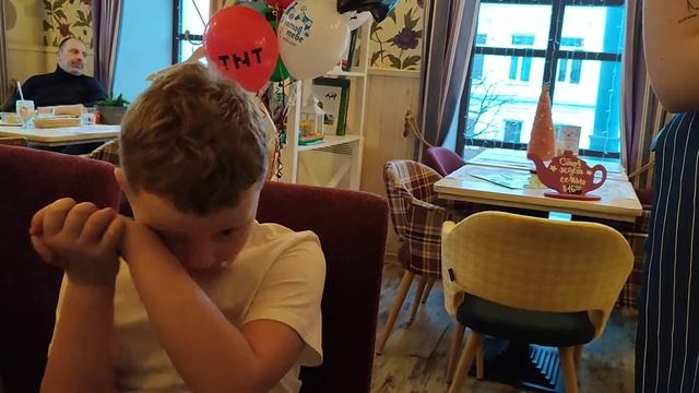 Задумываем свечи на праздничном торте на день Рождения. Загадываем желания. Исполнилось 8 лет. смотреть онлайн