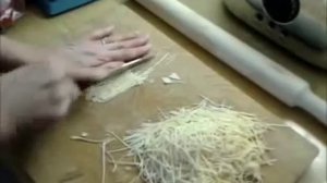 Делаем домашнюю лапшу. Ручная нарезка домашней лапши.