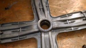 Как снять оставшуюся обойму подшипника из крестовины стиральной машины.