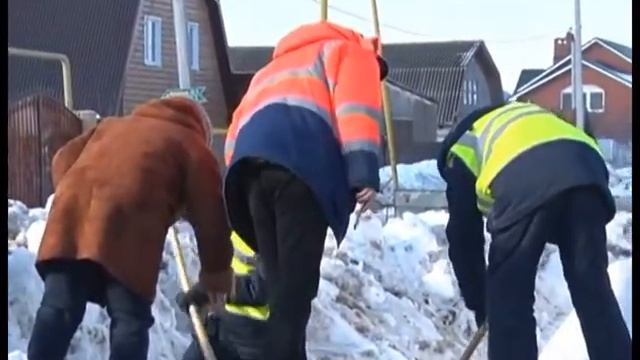 На улице Российской ведётся прочистка водоотводных канав смотреть онлайн