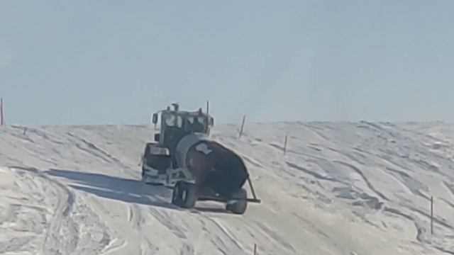 Как делают дороги на крайнем севере, К-700 не вытянул в горку.