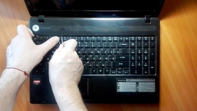 Как снять, поменять клавиатуру на ноутбуке eMachines E642 (PEW86) смотреть онлайн