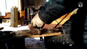 Как снять шину с диска с помощью домкрата.