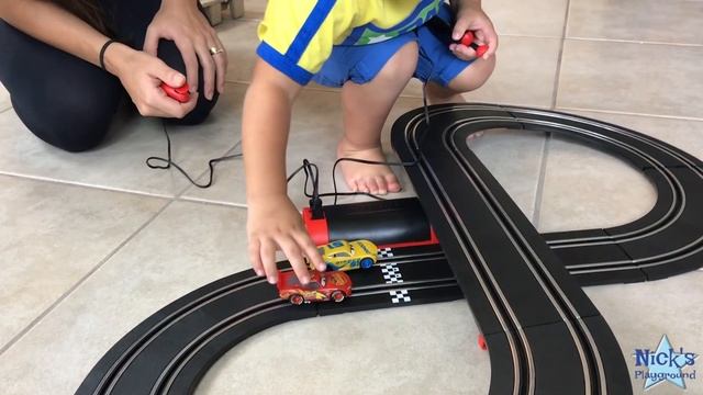 Disney Cars 3 Carrera First Race Track Set – Lightning McQueen vs Dinoco Cruz Race Challenge смотреть онлайн