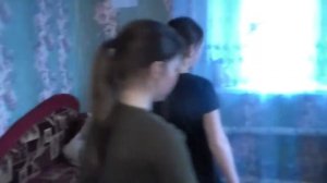 Мама оставила нас с младшей сестрой дома.