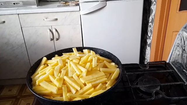 Готовлю вкусный обед и ужин для любимых мужчин//Пицца,картошка жареная с мясом и грибами// смотреть онлайн