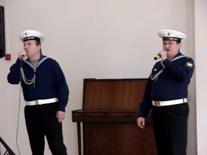 «Экипаж - одна семья» -  солисты Ансамбля песни и пляски И. Волков, В. Баскаков и А. Чайка.