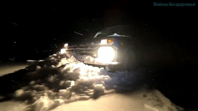 НИВА по заснеженным сугробам! Ночь. ПОКАТУШКА НА НИВЕ Зимой. смотреть онлайн