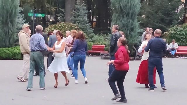 Kharkiv Харьков Танцы Кружится падает снег Парк Горького 2020 смотреть онлайн