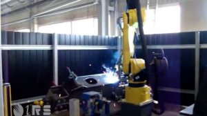 Роботизированная сварочная ячейка Fanuc. Робот сваривает элементы строительных конструкций