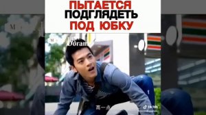 пытается подглядеть под юбку???